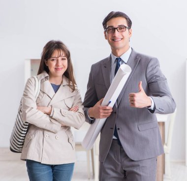 Emlakçı müşteriye yeni bir daire gösteriyor