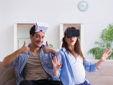 Genç çift sanal gerçeklik gözlüğü deniyor.