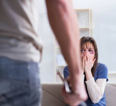 Aile içi şiddet olaylarında agresif kocası olan umutsuz bir eş.