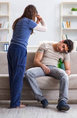 Çaresiz eş kocasını öldürmeye çalışıyor.