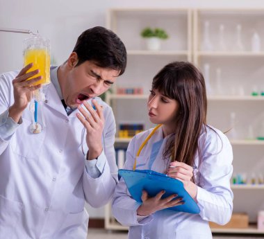 İki doktor plazma ve kan naklini tartışıyor.