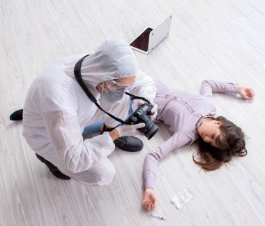 Olay yerindeki adli tıp araştırmacısı kadın mur.