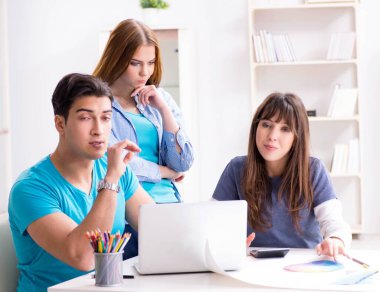 Tasarımcı takımı yeni iç projeyi tartışıyor