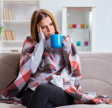 Evde grip hastası bir kadın var.