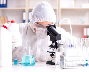 Kimyager banyo malzemelerinin kalitesini kontrol ediyor.