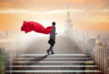 İş adamı süper kahraman kariyer merdiveni konseptinde başarılı