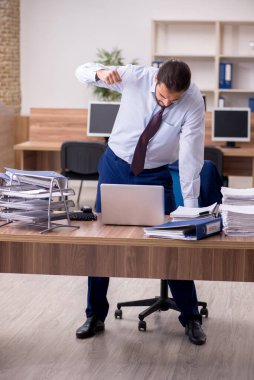 Genç işadamı aşırı çalışmaktan memnun değil.