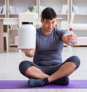 Sporda gıda takviyesi ve sağlıklı yaşam tarzı olan bir adam.