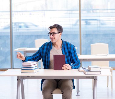 Eski sevgilisine kitap hazırlayan öğrenci boş kütüphanede okuyor