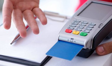 Pizza teslimatı artı kredi kartıyla ödeniyor.