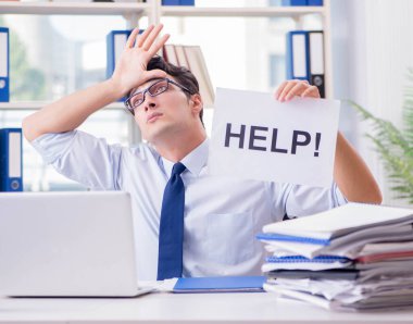 Genç işadamı ofiste yardım istiyor.