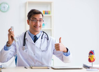 Doktor kalp modelini açıklıyor.