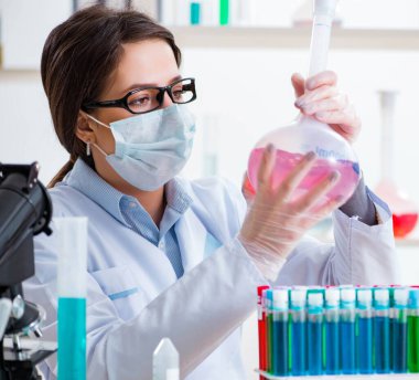 Hastane laboratuarında çalışan kadın kimyager.