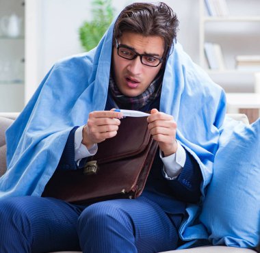 Hasta bir çalışan evde kalıyor ve bacadan acı çekiyor.