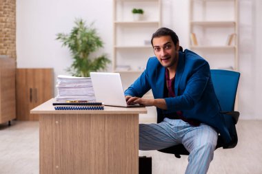 Genç erkek çalışanın uyuyakalma konsepti