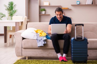 Genç adam eve dönüş yolculuğuna hazırlanıyor.