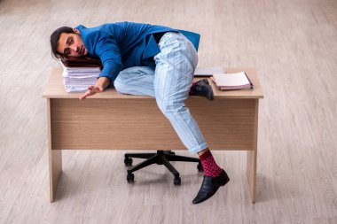 Genç erkek çalışanın uyuyakalma konsepti