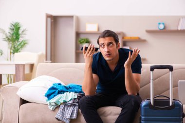 Genç adam eve dönüş yolculuğuna hazırlanıyor.