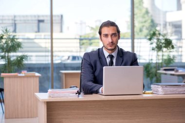 Ofiste çalışan genç işadamı.