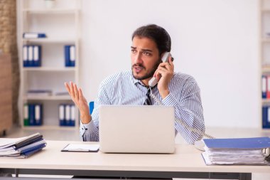 Ofiste çalışan genç bir erkek.