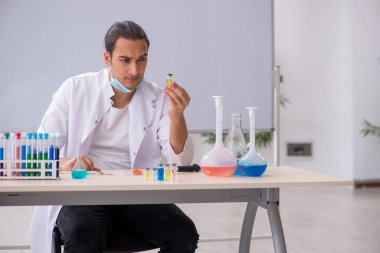 Laboratuvarda çalışan genç bir kimyager.