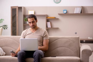 Evde çalışan genç bir erkek serbest yazar.