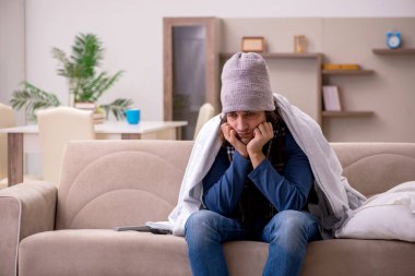 Genç adam evde acı çekiyor.