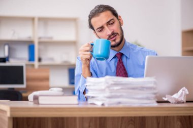 Beyin fırtınası konseptinde genç bir erkek çalışan.