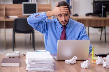 Beyin fırtınası konseptinde genç bir erkek çalışan.