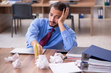 Beyin fırtınası konseptinde genç bir erkek çalışan.