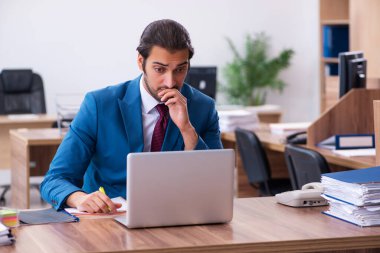 İş yerinde çalışan genç bir erkek.