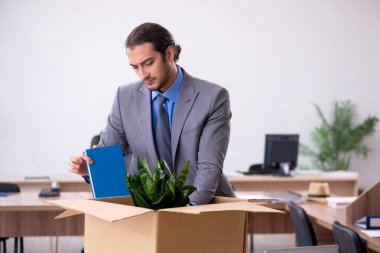 Genç erkek çalışanın işinden kovulması