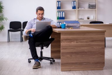 Ofiste çalışan genç bir muhasebeci.