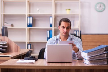 Ofiste çalışan genç bir erkek.