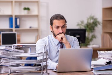 Genç işadamı aşırı çalışmaktan memnun değil.