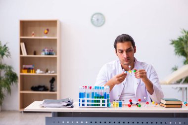 Laboratuvarda çalışan genç bir kimyager.