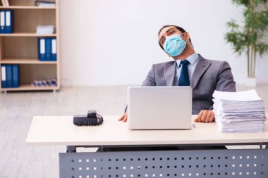 Salgın sırasında maske takan genç bir erkek.