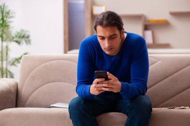 Evde acı çeken genç hasta adam.