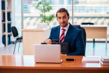 Ofiste çalışan yakışıklı bir genç.