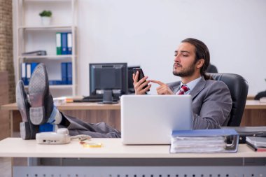 Ofiste çalışan genç bir erkek.