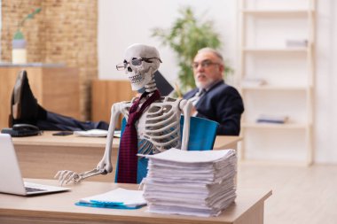 Ofiste çalışan ölü bir çalışan.