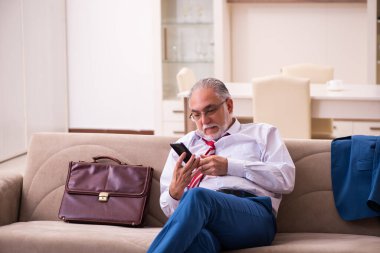 Eski erkek patron işten eve geliyor.