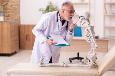 Ölü hasta yaşlı erkek doktoru ziyaret ediyor.