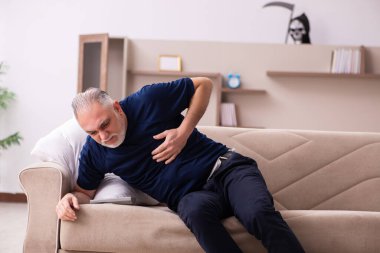 Şeytan, ölmek üzere olan yaşlı bir adamı evinde ziyaret ediyor.