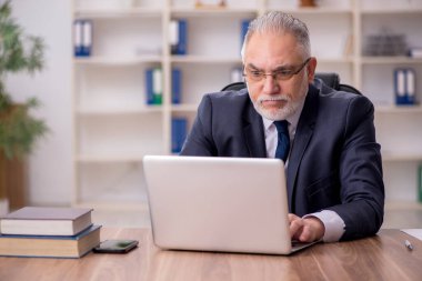 Ofiste tecrübeli bir işadamı var.