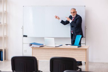 Salgın sırasında sınıfta yaşlı bir erkek kanepe.