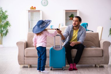 Genç adam ve küçük kızı yolculuğa hazırlanıyorlar.