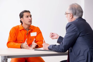 Duruşma öncesi gözaltı avukatıyla genç tutuklu toplantısı