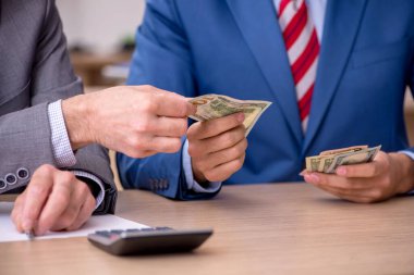 Maaş konseptinde iki erkek çalışan.