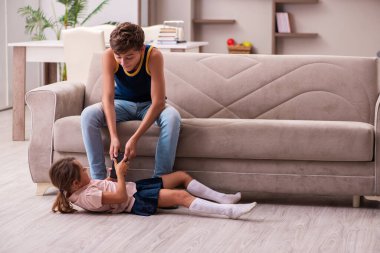 Oğlan ve küçük kız kardeşi salgın sırasında evde kalıyorlar.